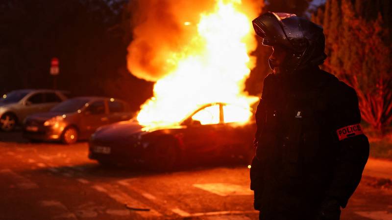 Europa na rubu kaosa! Gore barikade, lete kamenje i baklje, policija rastjeruje prosvjednike