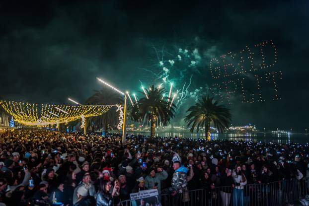 Željko Bebek i Baby Lasagna uvelu su Split u Novu 2026. godinu uz vatromet i dronove
