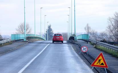 Oštećen most na ulazu u Petrinju