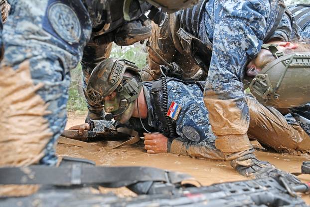 FOTO Novi hrvatski marinci primili su svoje beretke: Prošli intenzivnu integracijsku obuku