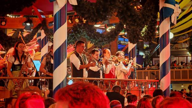 FOTO 24sata na Oktoberfestu:  Evo koliko košta krigla pive!