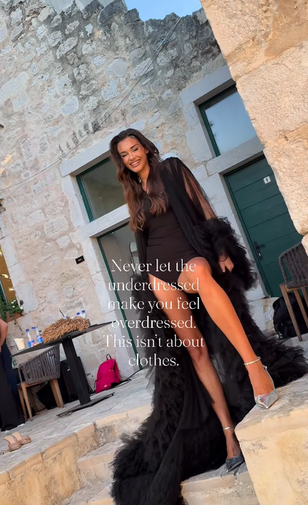 FOTO Misica Laura se skinula i pokazala duge noge pune šljokica, na leđima imala plašt
