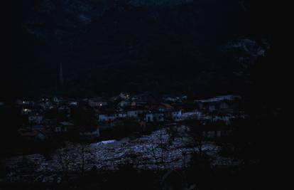 Jezive fotografije: Jablanica je u mraku. Tek pokoja kuća svijetli