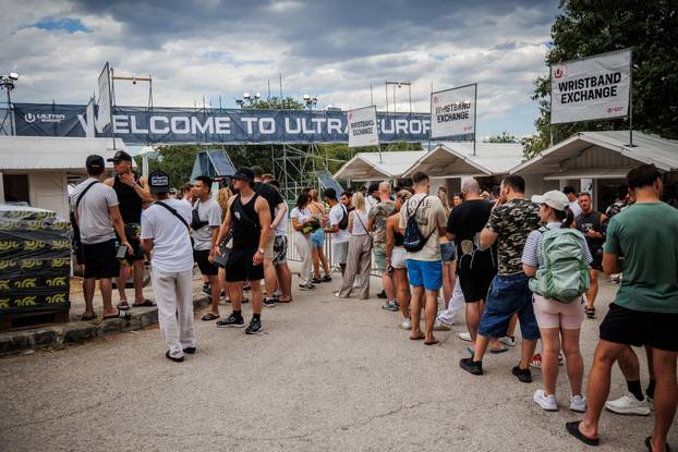 Split : Pred ulazom na Ultra Europe festival stvaraju se gužve za preuzimanje narukvica