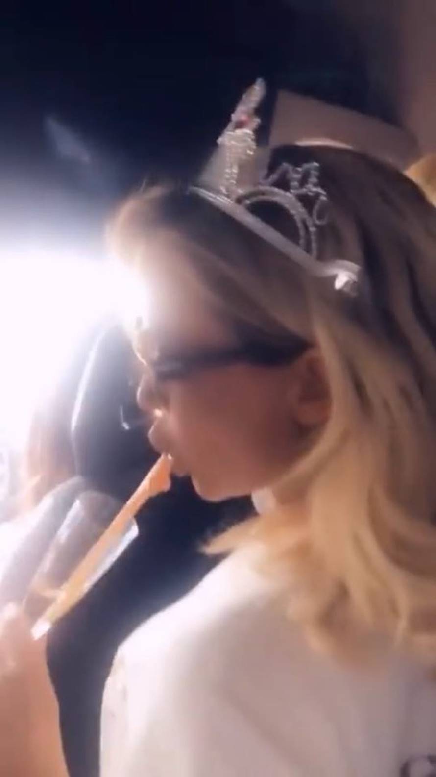 Šuput izletjele grudi: Grubnić ju vrti, a zaručnik šalje cvijeće