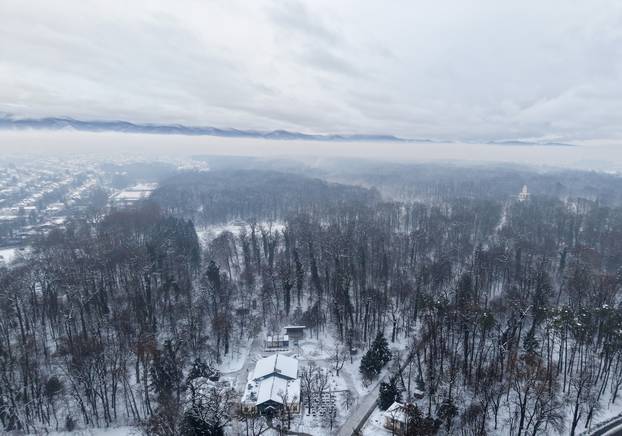 Pogled iz zraka na park Maksimir i njegova jezera tijekom zime