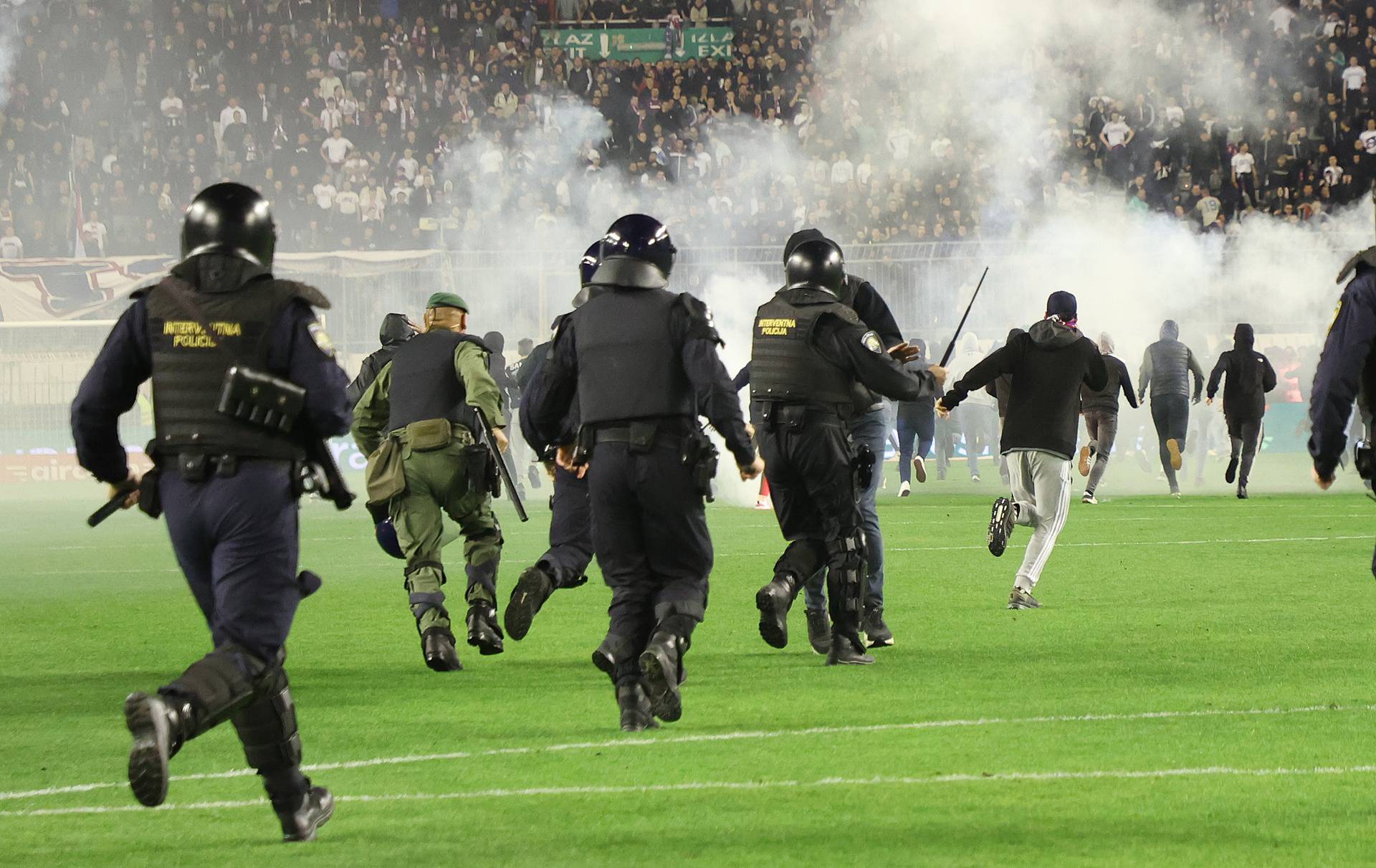 Kaos na Poljudu: Torcida upala na teren, igrači pobjegli u tunel! Specijalci tjerali huligane