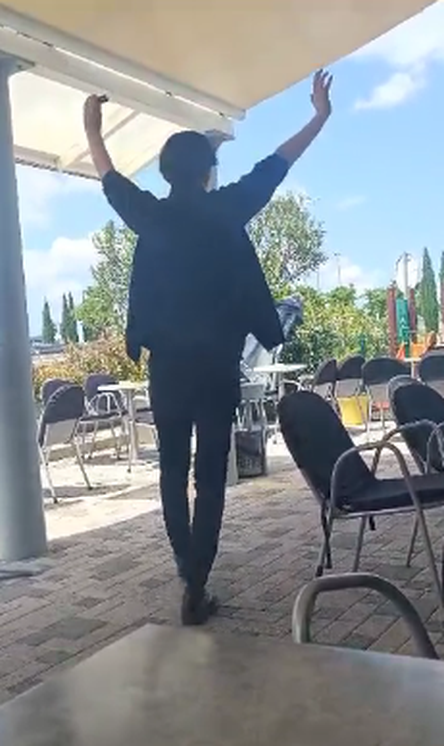 Bare u elementu: Nakon što je pjevao u Splitu stao odmoriti uz bocu viskija pa malo i zaplesao