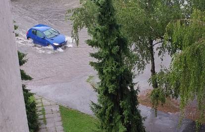 Lijevalo kao iz kabla: Kiša ulice u Varaždinu pretvorila u potoke