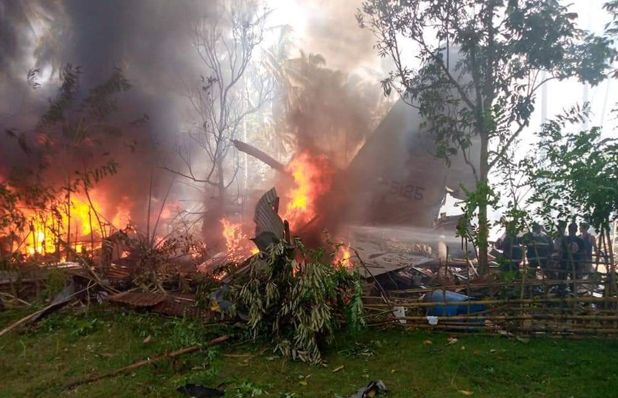 Srušio se vojni avion na Filipinima: Promašio pistu tijekom slijetanja i zapalio se
