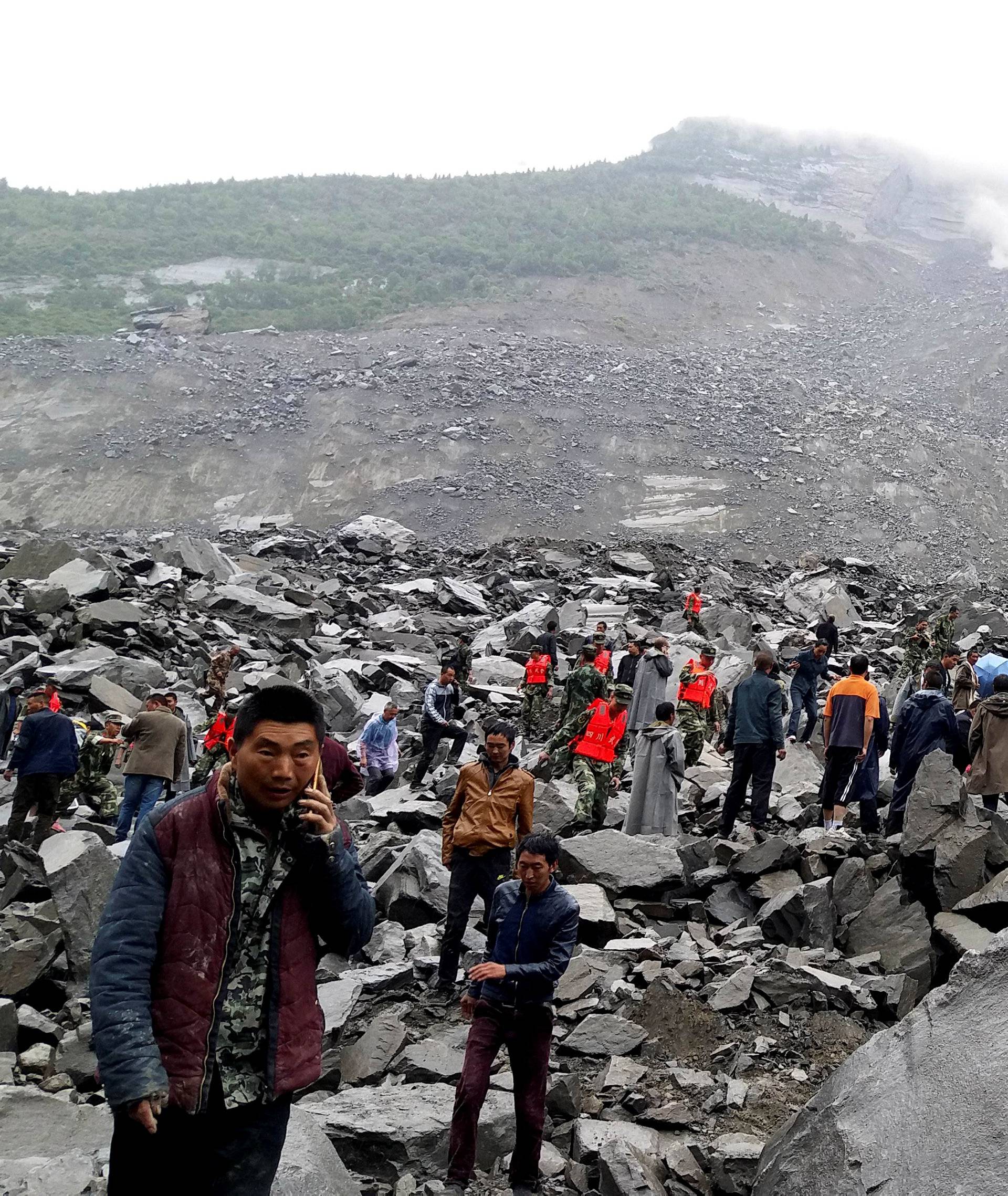 People search for survivors landslide site that occurred in Xinmo Village
