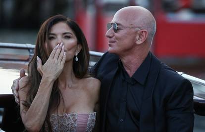 Jeff Bezos i Sanchez su gostima poklonili delicije, ali i šlape?! Evo koliko su potrošili na slavlje