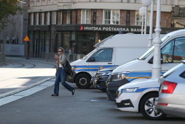 Zagreb: Policija osigurava centar grada uoči utakmice između Hrvatske i Škotske