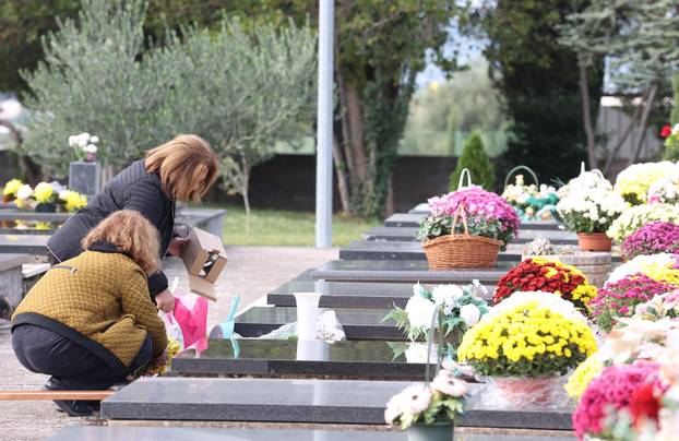 Šibenik: Na blagdan Svih svetih gra?ani posje?uju grobove svojih najmilijih