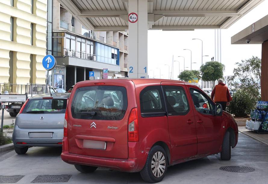 Šibenik: Po?ele su gužve na benzinskim postajama uo?i najavljenog poskupljenja goriva