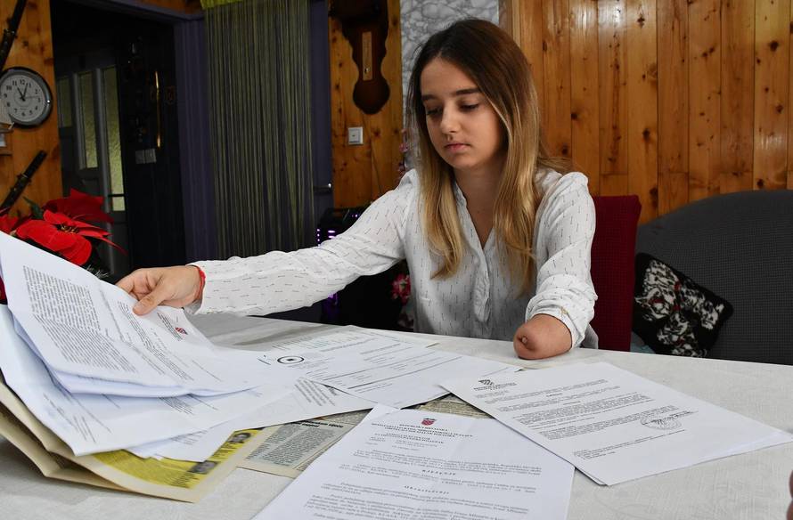 Pakrac - Djevojka Ivana Mlinarić (22) rođena je bez šake i podlaktice, ali ne može ostvariti pravo na invalidnost ni na osobnu invalidninu.