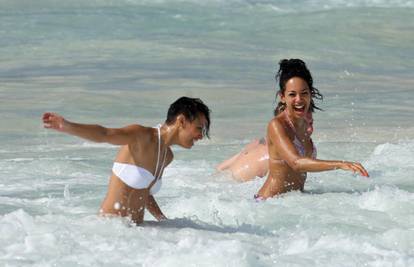 Sugababesice se zabavljaju kupajući se na Barbadosu...