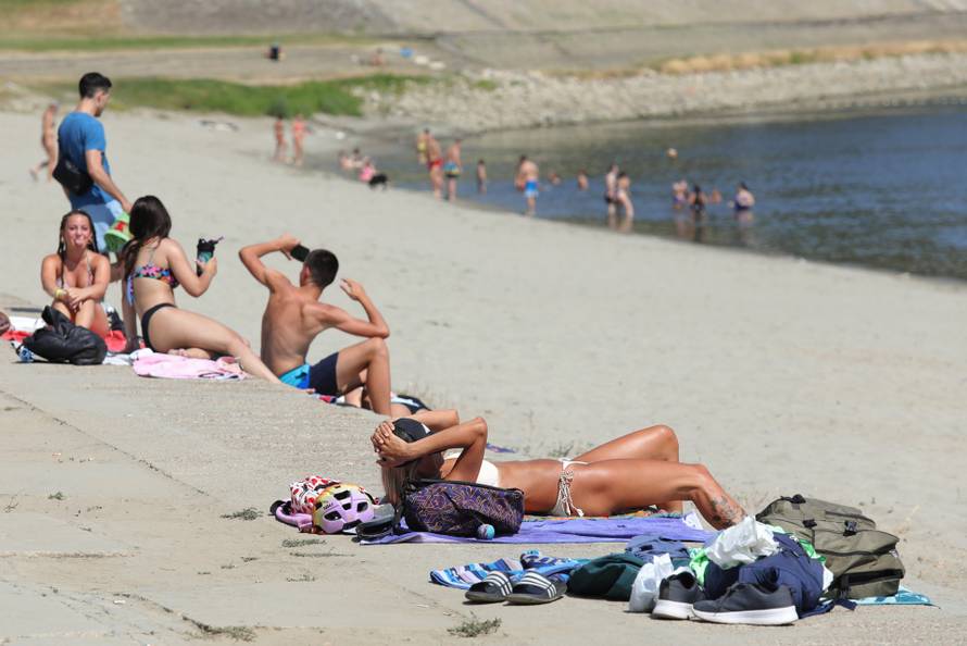 Osijek: Građani potražili osvježenje na Kopiki