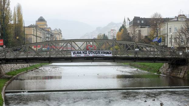 U Sarajevu postavljeni plakati i transparenti koji pozivaju na otkazivanje košarkaške utakmice Eurolige između Dubaija i izraelskog Hapoela