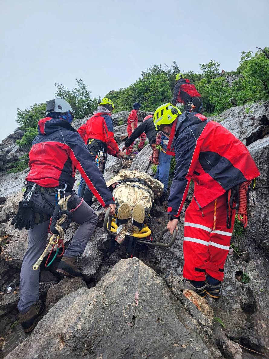Gospić: Automobilom sletio provaliju, izvukao ga HGSS