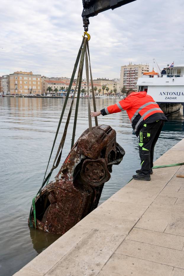 Zadar: Izvlačenje auta koji je 18 godina bio u moru