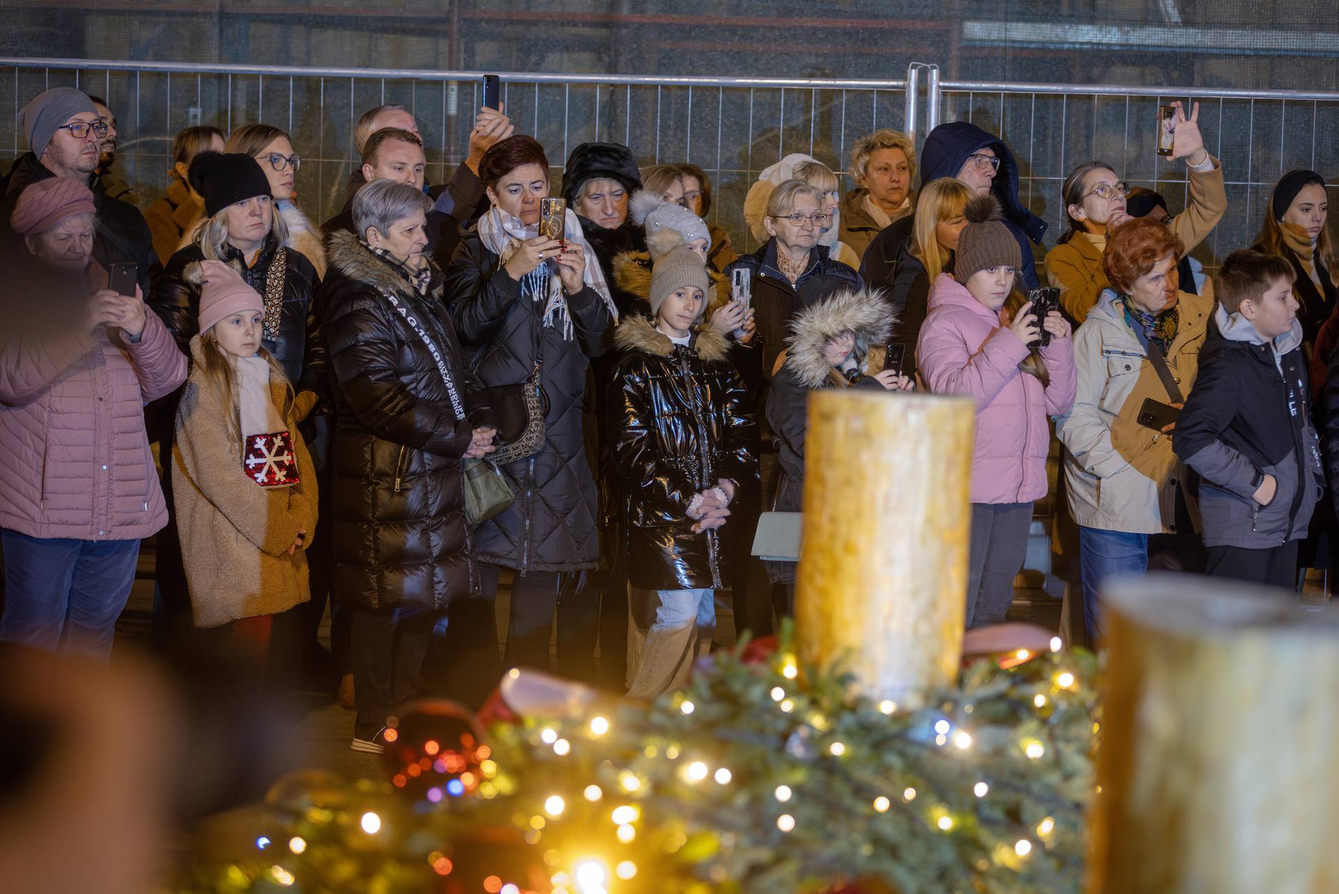 Osijek: Paljenje prve svijeće na adventskom vijencu ispred konkatedrale sv. Petra i Pavla