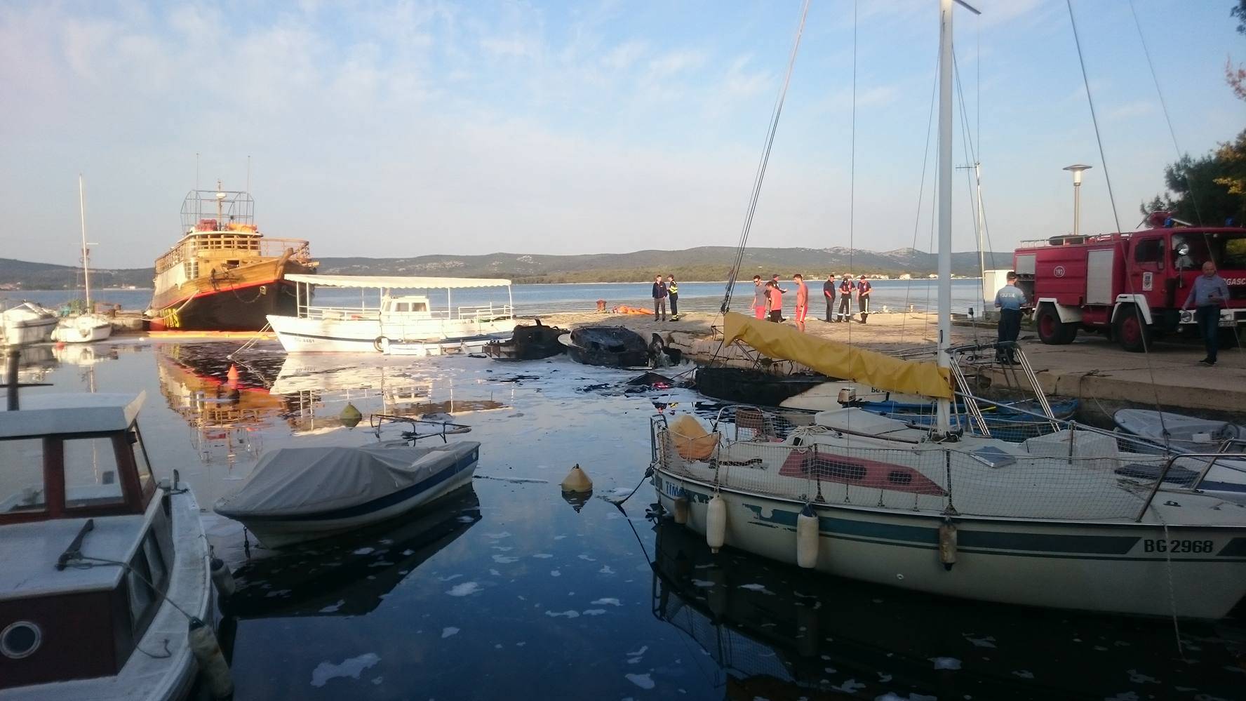 Zagađeno more: U noći planulo nekoliko brodica, dvije potonule