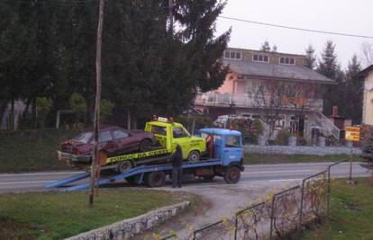 Vučna služba vozila auto, pa i sama zatrebala pomoć