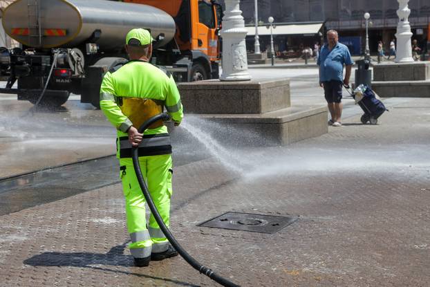 Zagreb: Radnici Čistoće čiste trg nakon slavlja maturanata
