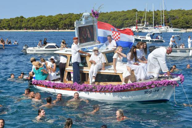 Rogoznica: Ispra?aj Gospe od Kapelice