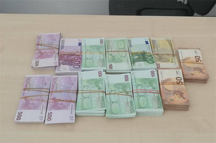 Carinici nisu mogli vjerovati: Žena pokušala u Hrvatsku unijeti 258.600 eura u torbi