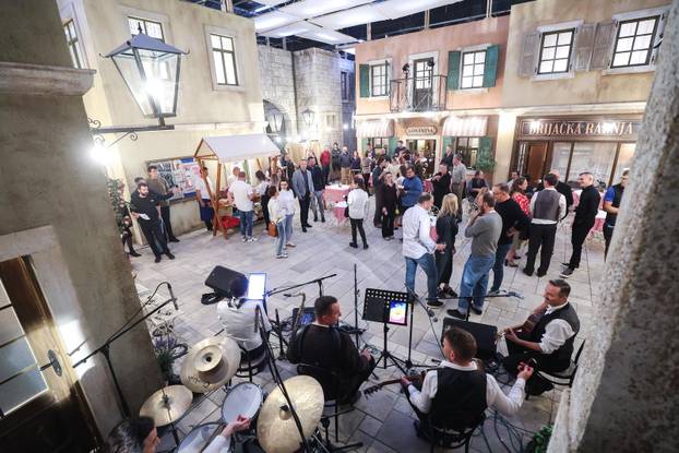 Zagreb: Obilazak kulisa i druženje s glumcima nove serije Divlje p?ele