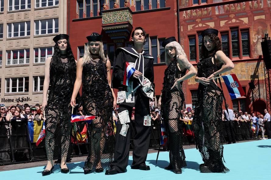 Eurovision acts walk 'Turquoise Carpet'