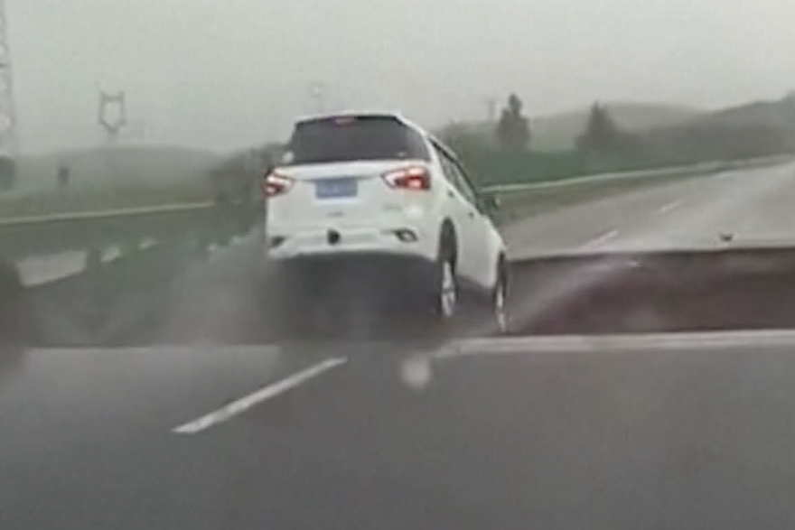 Vozač u Kini zaletio se u rupu na cesti koja je nastala zbog poplava
