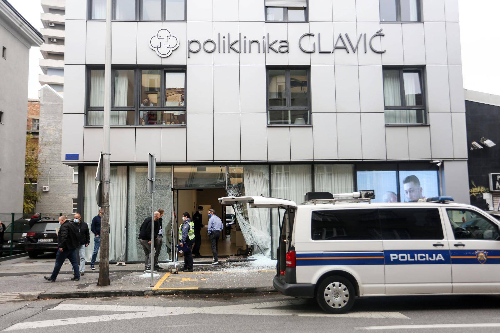 Zagreb: Izgubio kontrolu nad vozilom i zabio se u polikliniku u Derenčinovoj ulici