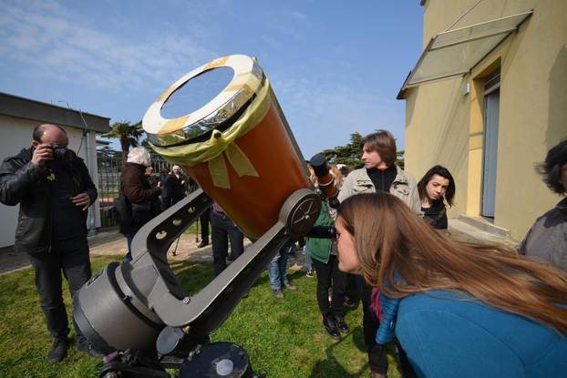 Pula: Astronomsko društvo Istra organiziralo promatranje djelomi?ne pomr?ine Sunca 