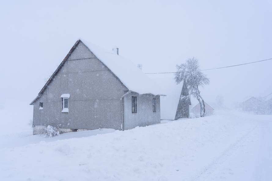 U Vrhovinama i Babinom Potoku palo je oko 50 do 80 cm snijega 