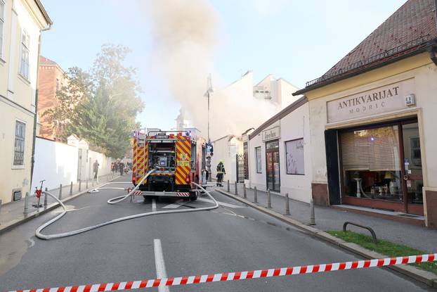 Zagreb: Na dvorišnoj zgradi na Kaptolu izbio je požar, vatrogasci izašli na intervenciju