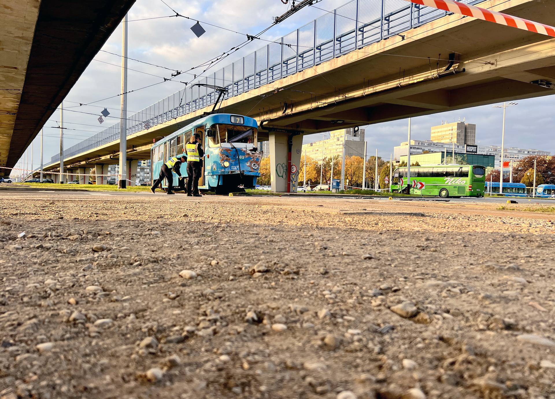 Jedna osoba poginula u sudaru tramvaja i autobusa