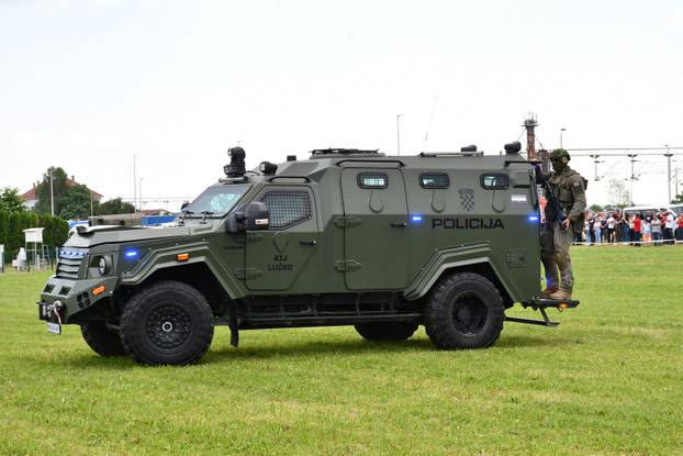 FOTO Pogledajte vježbe HV-a i policije u Okučanima: Borbe, eksplozija i skok padobranom!