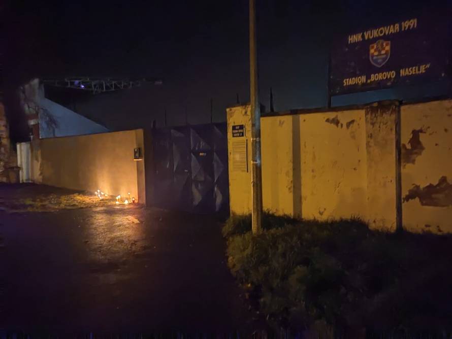 Gore svijeće za Mihajlovića kod stadiona u Borovu naselju: Ovo mu je bio zadnji javni istup...