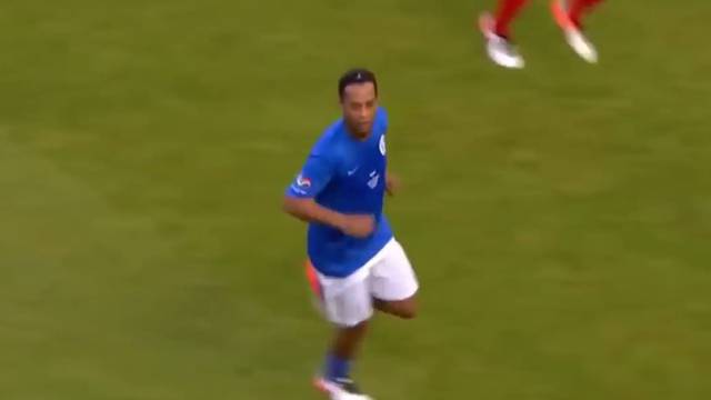 Ronaldinho potezom osramotio P. Nevillea pa mu se ispričao...