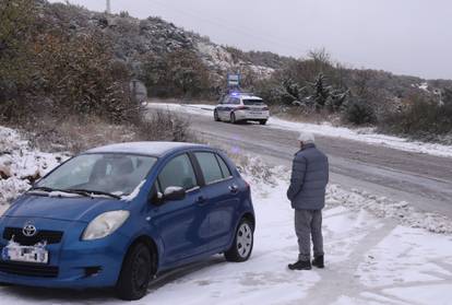 FOTO Prometni kolaps u Klisu: Snijeg, led i bura omeli vozače