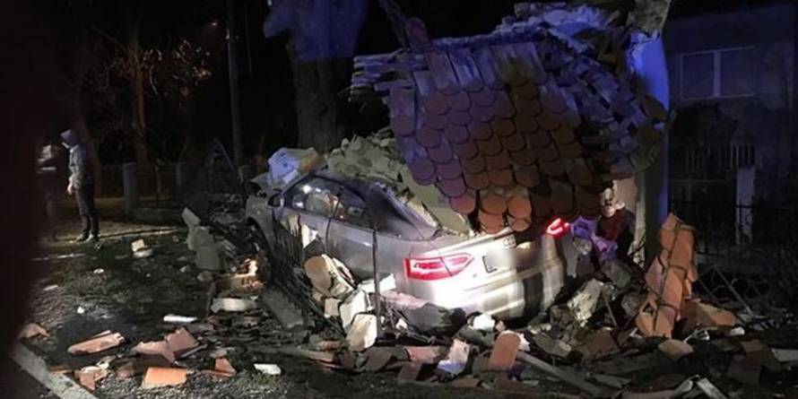 Sletio je autom s ceste, srušio kapelicu pa onda udario u drvo