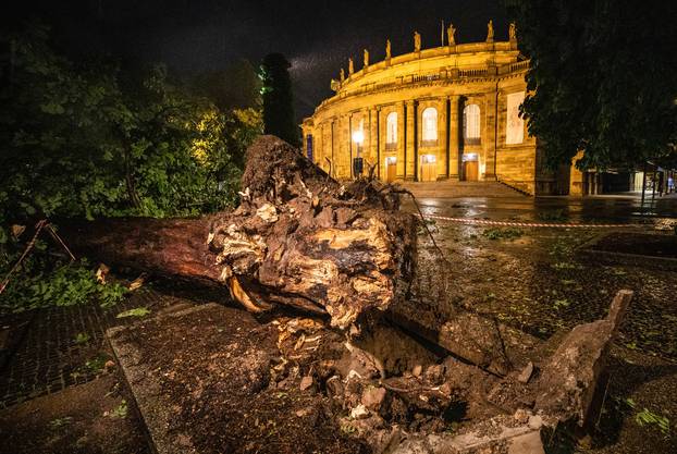 Floods and hail in the southwest