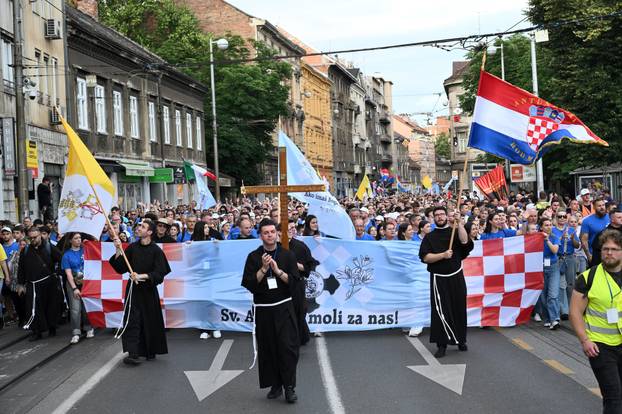 Zagreb: Povorka Antunovskog hoda na putu prema bazilici svetog Antuna Padovanskog