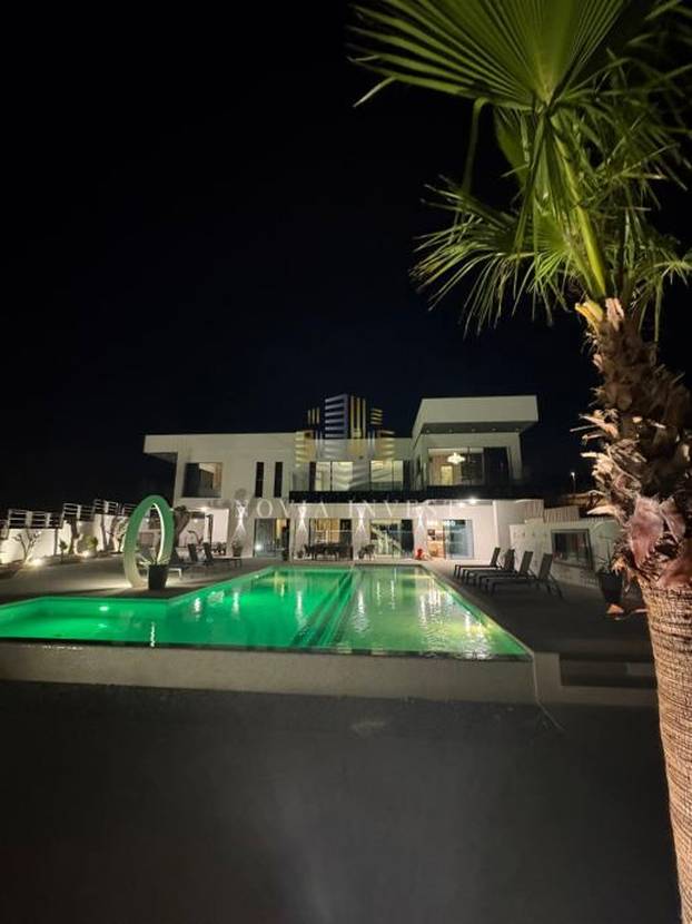 FOTO Luksuzni spektakl! Što mislite koliko stoji ova vila prvi red do mora u Novigradu?