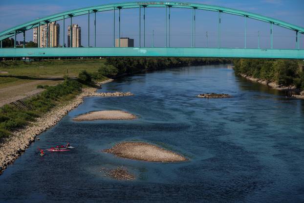 Zagreb: Kajakašice i kajakaši uživaju u Savi čiji je nizak vodostaj otkrio sprudove