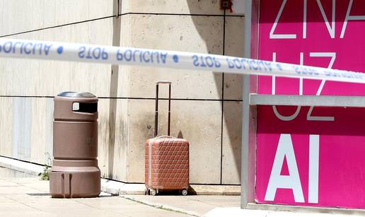 FOTO Drama ispred &scaron;ibenske po&scaron;te: Sve ogradili zbog kofera, a onda je stigla i vlasnica...