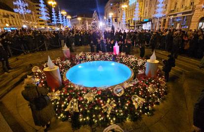 VIDEO Advent u Zagrebu: Cijeli grad okićen u božićnom duhu, upalili prvu adventsku svijeću